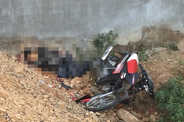 Phát hiện nam thanh niên chết bên đường cùng xe máy