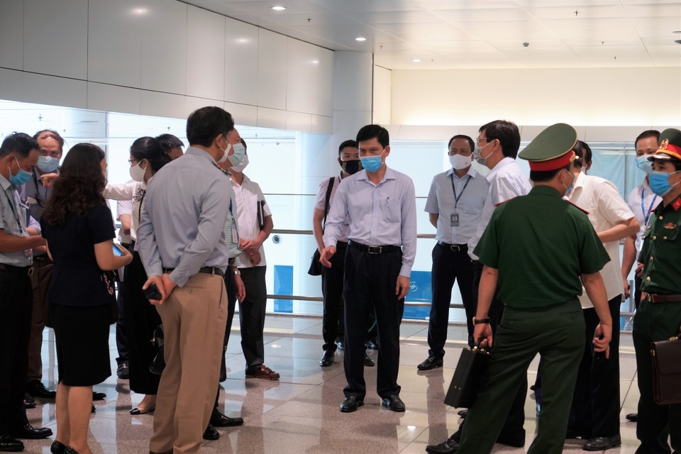 Hình ảnh đoàn khách đầu tiên tới Việt Nam sau 6 tháng “đóng cửa” bầu trời - 3 Hình ảnh đoàn khách đầu tiên tới Việt Nam sau 6 tháng “đóng cửa” bầu trời - 3