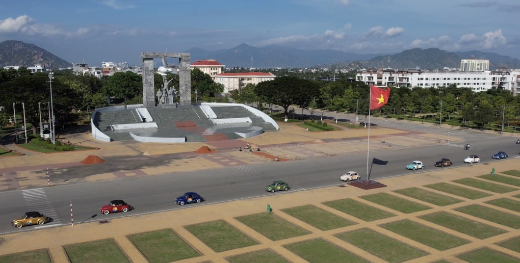 Đoàn xe cổ diễu hành chào mừng lễ hội lướt ván diều tại Ninh Thuận - 3 Đoàn xe cổ diễu hành chào mừng lễ hội lướt ván diều tại Ninh Thuận - 3
