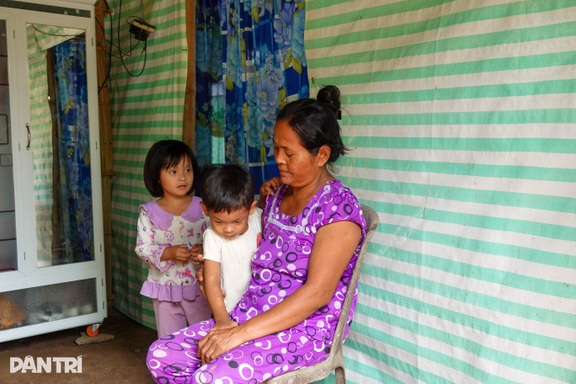 Mẹ già chăm 2 cháu cho con gái đi làm công nhân trả nợ thay chồng