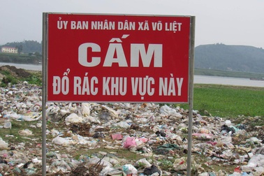 Yêu cầu xử lý việc rác thải làm ô nhiễm sông Lam tại Thanh Chương