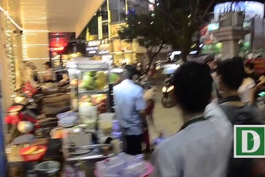 Cụ ông 80 tuổi sống chết giành lại xe cá viên chiên từ đoàn liên ngành dẹp vỉa hè