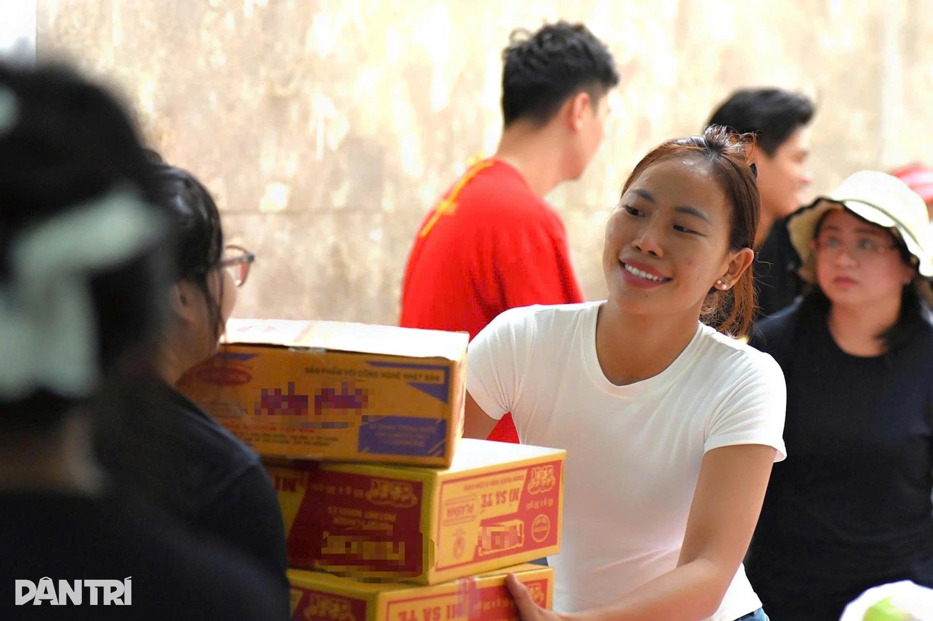 Khách nước ngoài tất bật cùng người dân TPHCM chuyển đồ cứu trợ miền Trung - 3