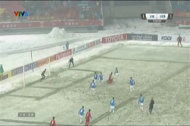 Đức Chinh đánh đầu đưa bóng đi chệch cột dọc phút 115