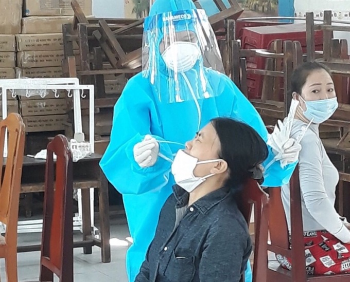 Ngành Y tế lấy mẫu xét nghiệm Covid-19 cho người dân.