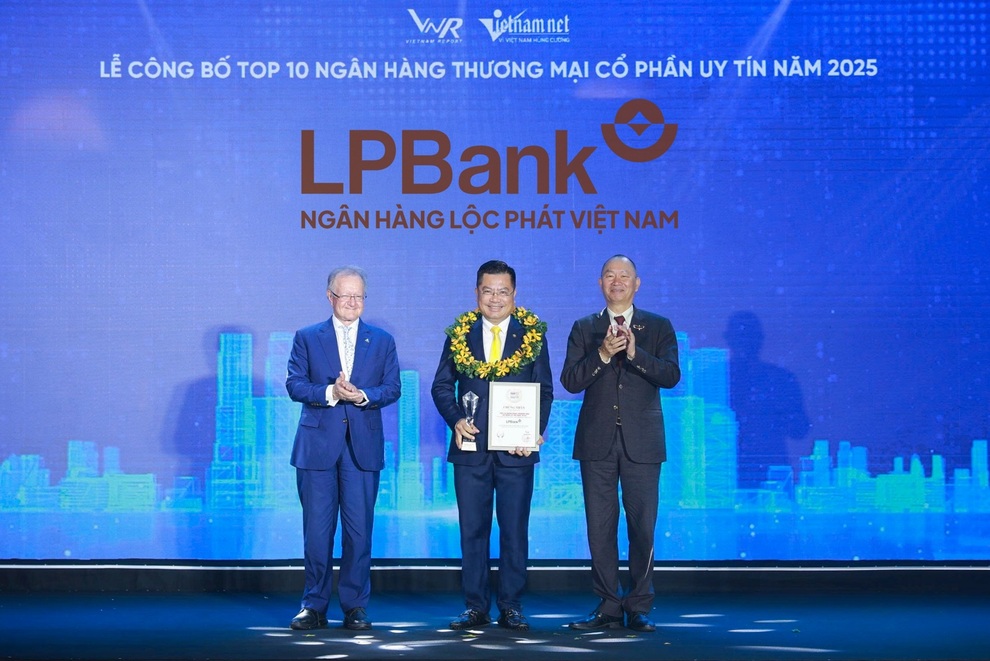 LPBank ขยับขึ้น 2 อันดับ VNR - 2 LPBank thăng hạng tại 2 bảng xếp hạng của VNR - 2