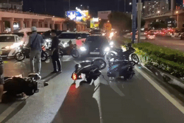 Vây bắt 40 thanh, thiếu niên so kè tốc độ trên cầu Sài Gòn