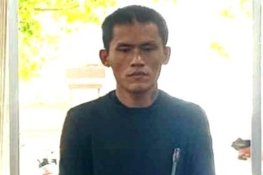 Dùng dao đâm chủ bán rau củ sau khi bị hỏi “gì vậy bạn”