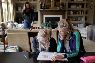 Cô gái bị Down trở thành người mẫu nhờ tình yêu của mẹ