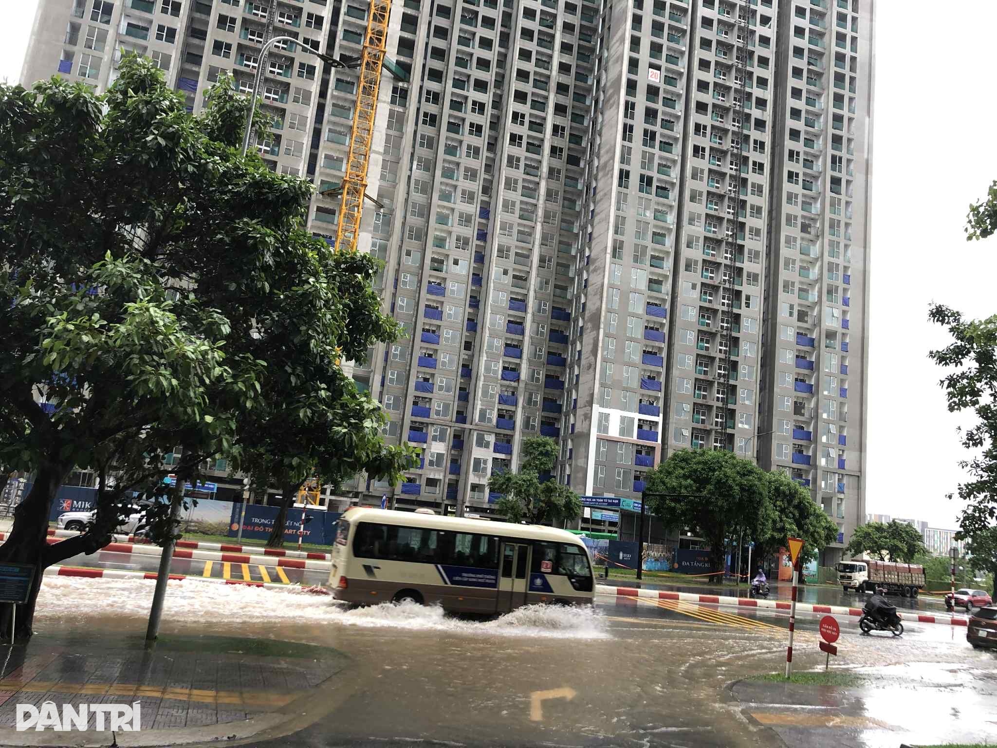 Khu đô thị ở Hà Nội ngập trong nước, người dân nghỉ làm chờ nước rút - 2