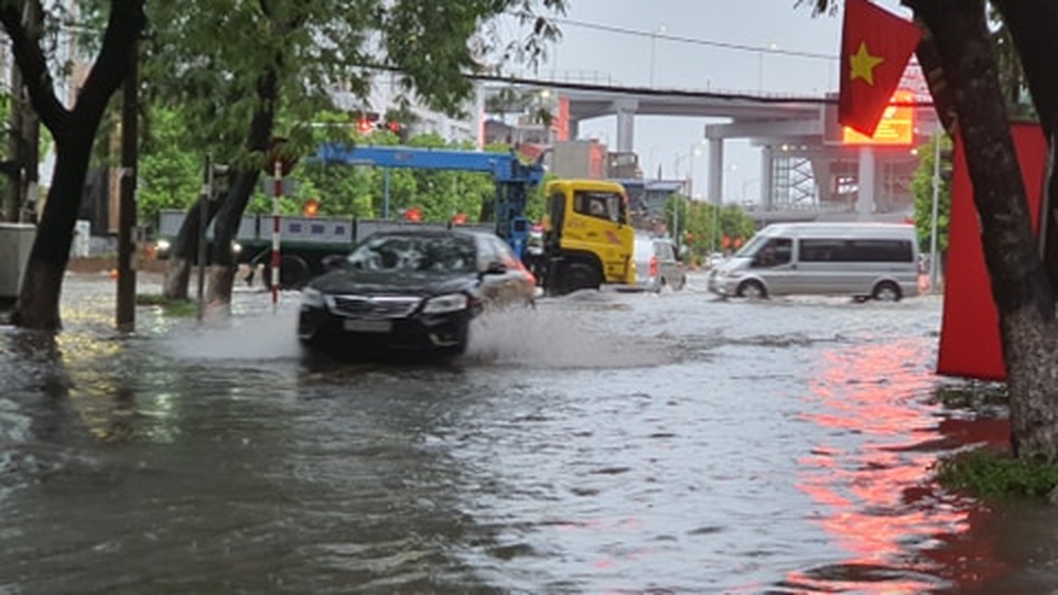 Nhiều tuyến phố Hải Phòng ngập trong biển nước - 8 Nhiều tuyến phố Hải Phòng ngập trong biển nước - 8
