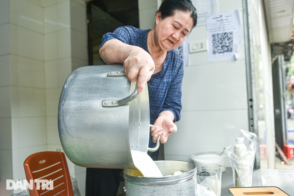 Quán bánh bao vuông lạ mắt 33 năm tuổi, khách xếp hàng chờ mua ở Hà Nội - 8 Quán bánh bao vuông lạ mắt 33 năm tuổi, khách xếp hàng chờ mua ở Hà Nội - 8