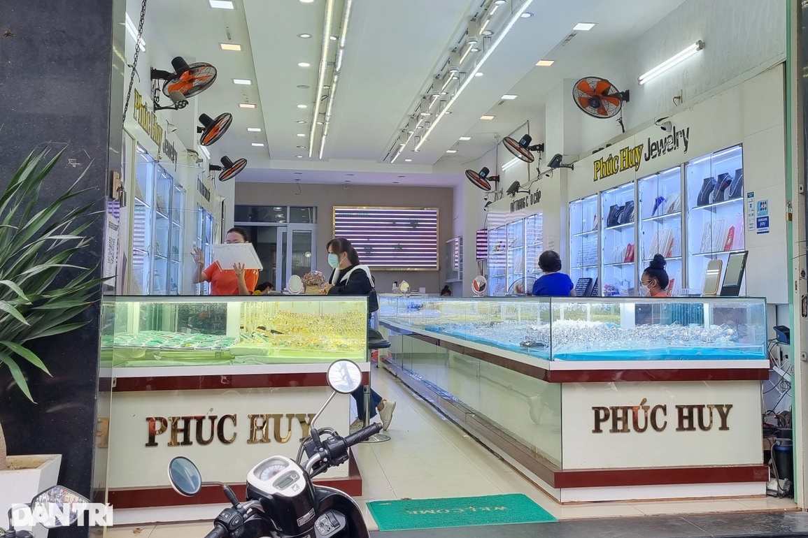 Người dân Đà Nẵng, Hà Tĩnh dậy từ 5h sáng, chờ mua 5 phân, 1 chỉ vàng - 4 Người dân Đà Nẵng, Hà Tĩnh dậy từ 5h sáng, chờ mua 5 phân, 1 chỉ vàng - 4