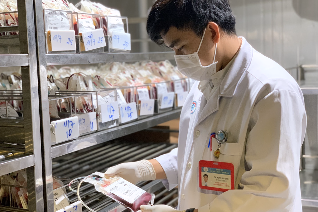 Lần đầu tiên khu vực miền Tây thiếu máu: Bệnh viện ở TPHCM chuyển máu khẩn - 2 Lần đầu tiên khu vực miền Tây thiếu máu: Bệnh viện ở TPHCM chuyển máu khẩn - 2
