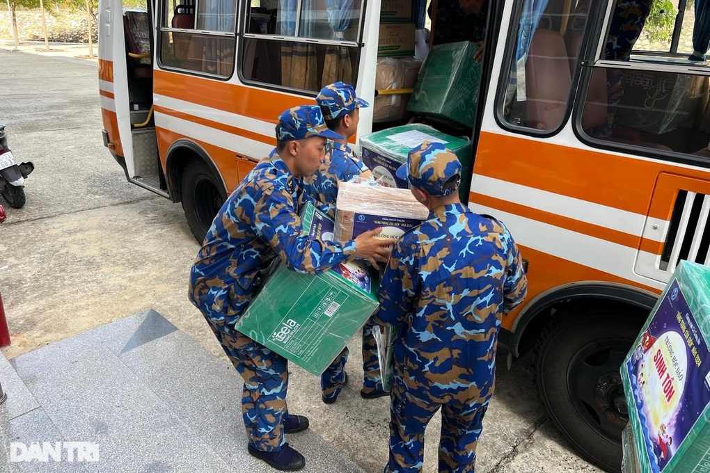 Vượt sóng mang Trung thu tới các em học sinh trên quần đảo Trường Sa - 12 Vượt sóng mang Trung thu tới các em học sinh trên quần đảo Trường Sa - 12