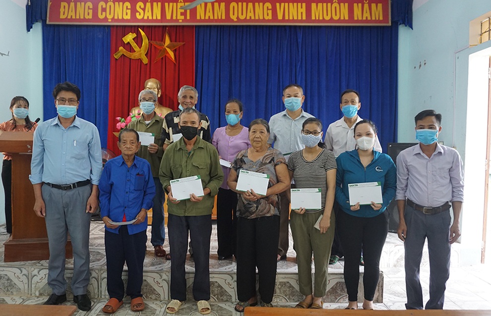 Thêm hàng chục suất quà tri ân gia đình chính sách nhân dịp 27/7 - 3 Thêm hàng chục suất quà tri ân gia đình chính sách nhân dịp 27/7 - 3