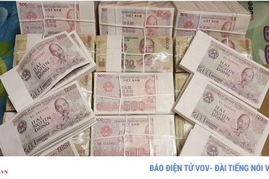 Khó đổi tiền mới, tiền lẻ tại ngân hàng, chợ đen hét giá "cắt cổ"