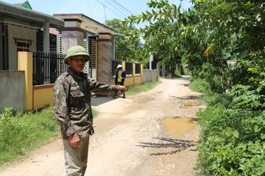 Cả thập kỷ góp tiền nông thôn mới, dân vẫn mỏi mòn chờ đợi một con đường