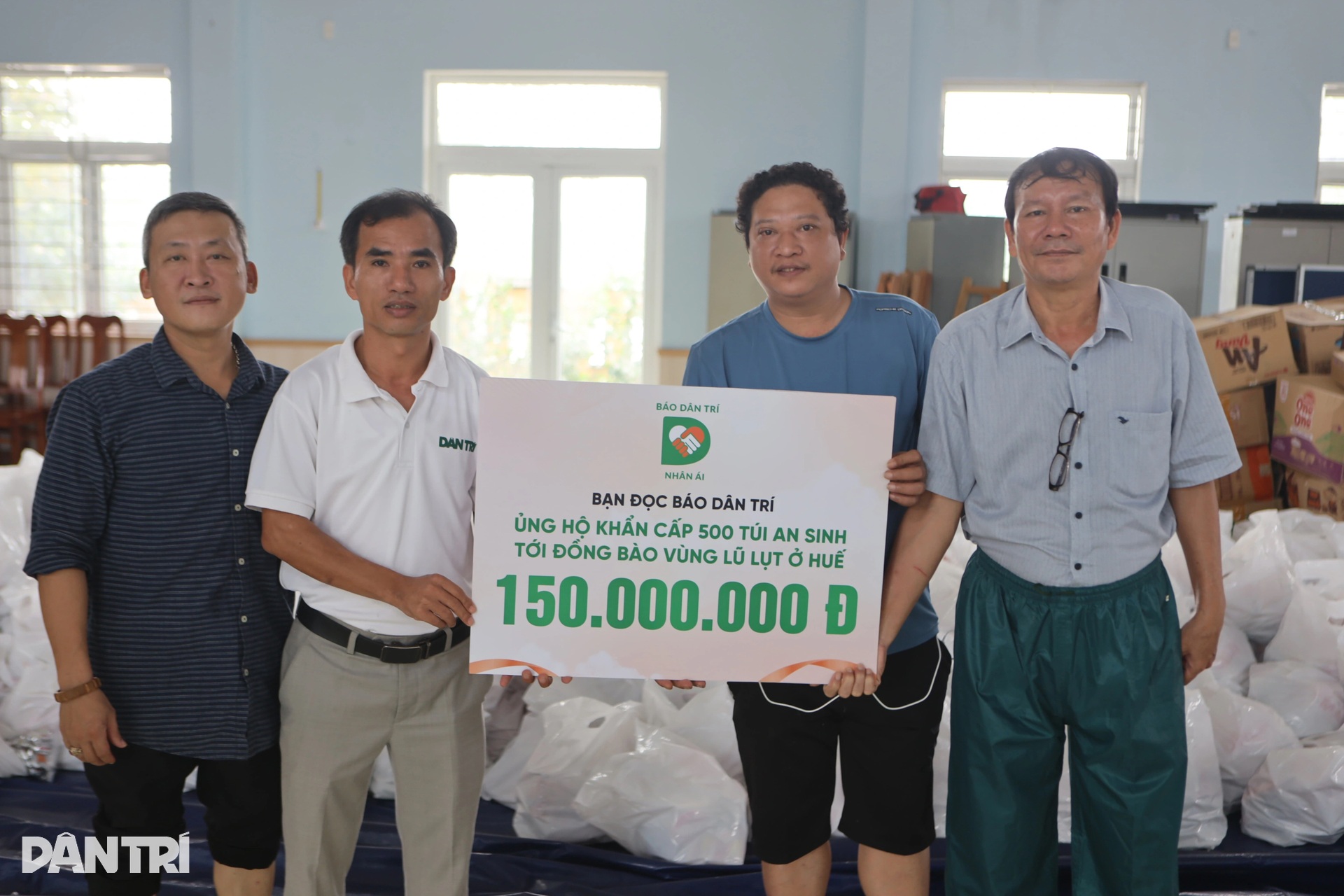 Báo Dân trí ngày đêm mang túi an sinh đến với cư dân vùng lũ ở ngã ba sông - 2 Báo Dân trí ngày đêm mang túi an sinh đến với cư dân vùng lũ ở ngã ba sông - 2