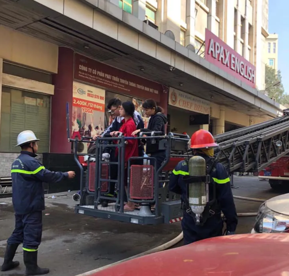 Hà Nội: Cháy phòng giao dịch ngân hàng ngay dưới tầng 1 chung cư - 1 Hà Nội: Cháy phòng giao dịch ngân hàng ngay dưới tầng 1 chung cư - 1