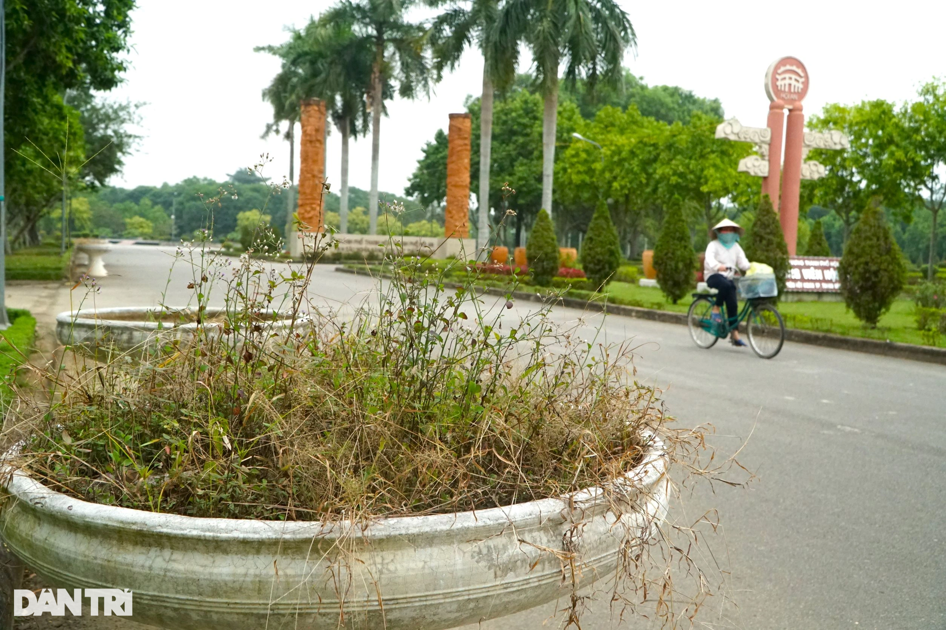Công viên biểu tượng của tình kết nghĩa bị băm nát - 15 Công viên biểu tượng của tình kết nghĩa bị băm nát - 15