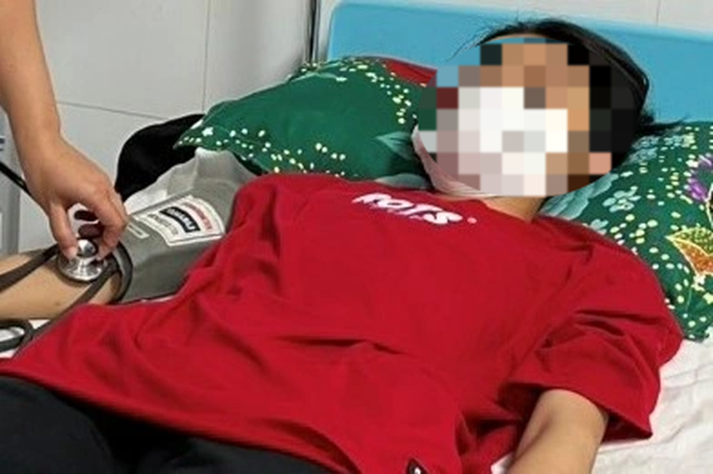 Cô gái 19 tuổi mang khối u buồng trứng nặng hơn 8kg, như bụng bầu vượt mặt - 1 Cô gái 19 tuổi mang khối u buồng trứng nặng hơn 8kg, như bụng bầu vượt mặt - 1