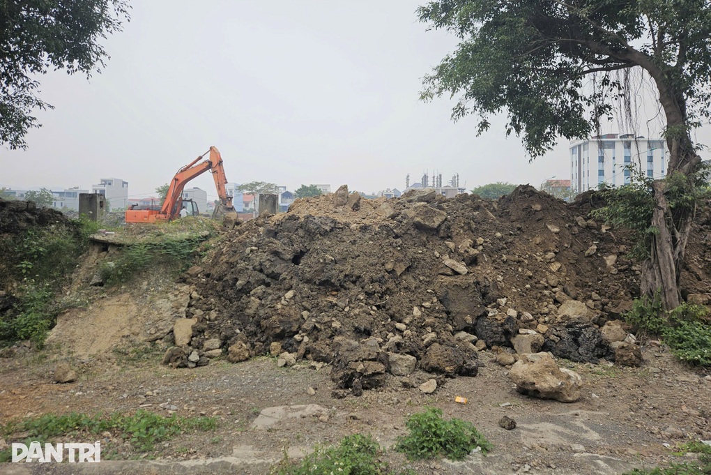 Doanh nghiệp xây trường học đổ đất thải tràn lan vỉa hè dân cư - 2