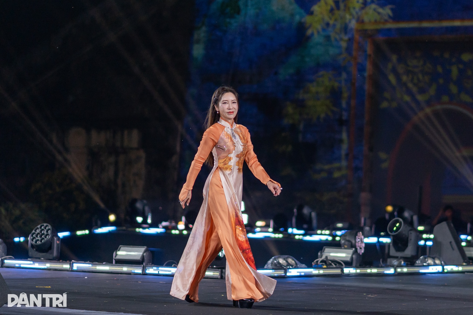 Ambassadörsfruar från USA, Japan och många andra länder uppträder i vietnamesisk Ao Dai - 2
