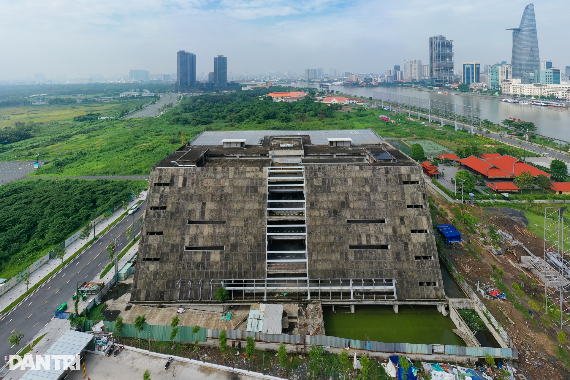 Trung tâm triển lãm hơn 800 tỷ đồng ở đất vàng TPHCM sau 11 năm thi công - 1 Trung tâm triển lãm hơn 800 tỷ đồng ở đất vàng TPHCM sau 11 năm thi công - 1