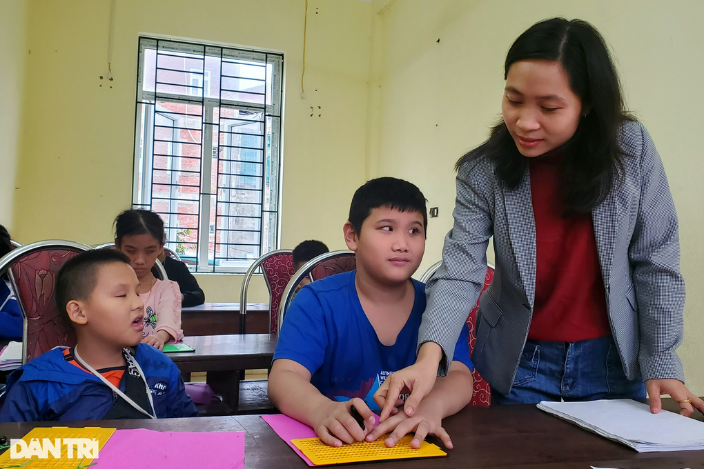 Chàng trai mù chơi thuần thục 4 loại nhạc cụ - 3 Chàng trai mù chơi thuần thục 4 loại nhạc cụ - 3