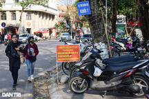 Nghịch cảnh biển cấm bị quây kín bởi xe máy và hàng quán chiếm dụng vỉa hè