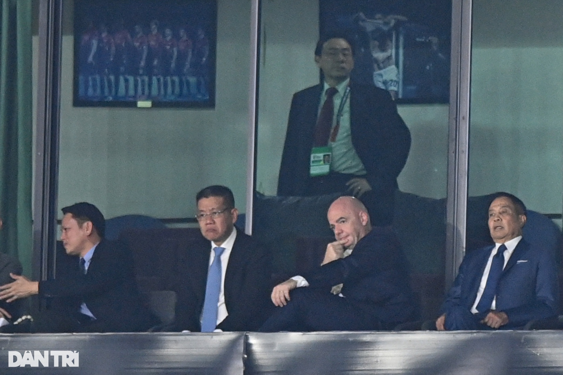 Chủ tịch FIFA nắm tay Hùng Dũng, trao cúp cho đội vô địch AFF Cup - 5 Chủ tịch FIFA nắm tay Hùng Dũng, trao cúp cho đội vô địch AFF Cup - 5