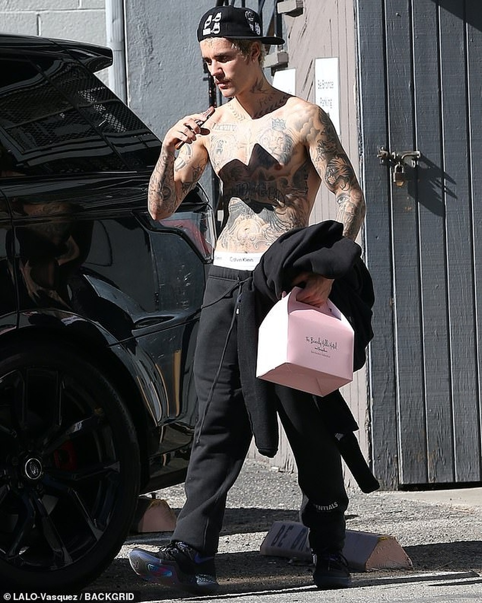 Justin Bieber cởi trần khoe loạt hình xăm - 1 Justin Bieber cởi trần khoe loạt hình xăm - 1