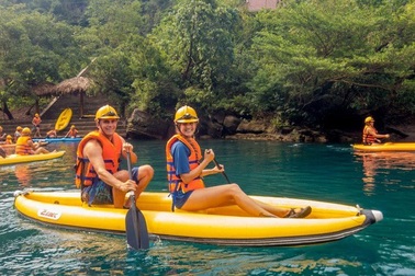 Xông vào điểm du lịch gây rối, đánh nhân viên khiến du khách hoảng loạn