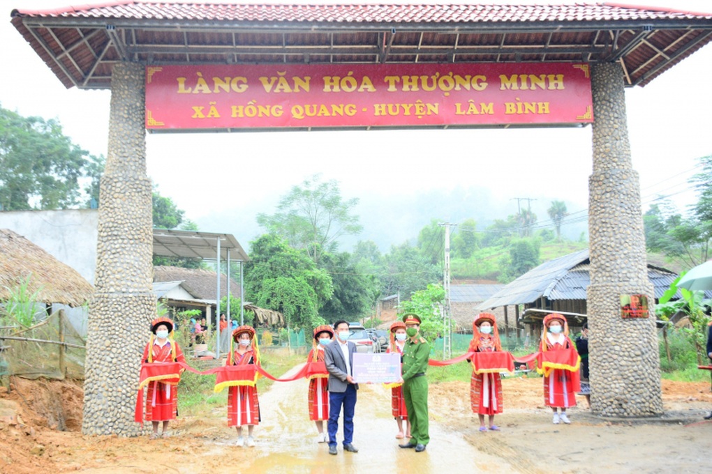 Bài 2: Niềm vui được định danh và chiếc cổng làng đoàn kết - 3 Bài 2: Niềm vui được định danh và chiếc cổng làng đoàn kết - 3