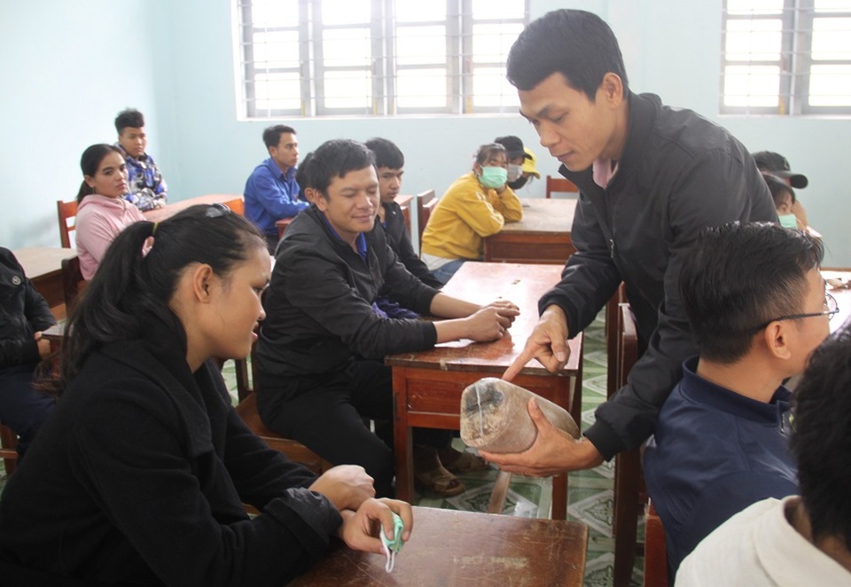 Dạy trồng nấm sò cho thanh niên ở cổng trời An Toàn - 3 Dạy trồng nấm sò cho thanh niên ở cổng trời An Toàn - 3