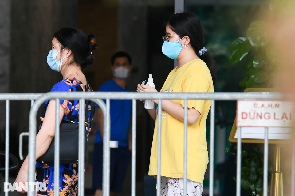 Lập rào chắn cách ly tòa nhà có ca nhiễm SARS-CoV-2 mới tại quận Thanh Xuân - 9 Lập rào chắn cách ly tòa nhà có ca nhiễm SARS-CoV-2 mới tại quận Thanh Xuân - 9