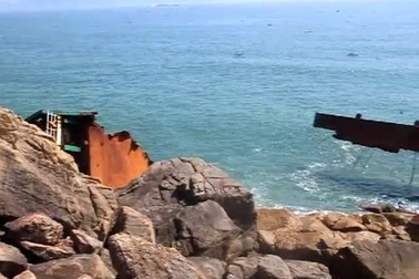 Bình Định: Đang “xẻ thịt” tàu Mông Cổ hơn 4.000 tấn bán phế liệu