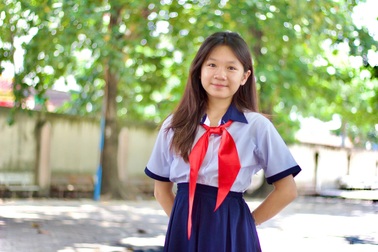 Xúc động chuyện nữ sinh nhặt ve chai kiếm tiền mời bà đi xem phim “Mưa đỏ"