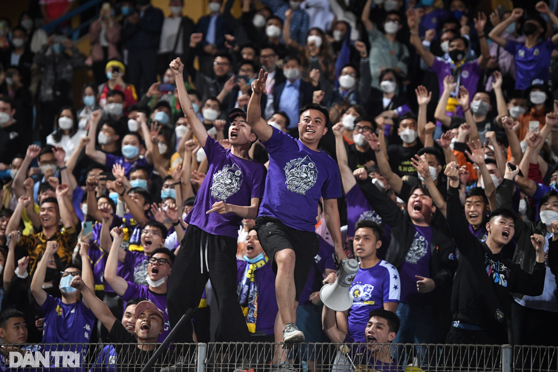 Quang Hải mắt đỏ hoe, ngậm ngùi nhìn khán giả trong ngày chia tay V-League - 8 Quang Hải mắt đỏ hoe, ngậm ngùi nhìn khán giả trong ngày chia tay V-League - 8