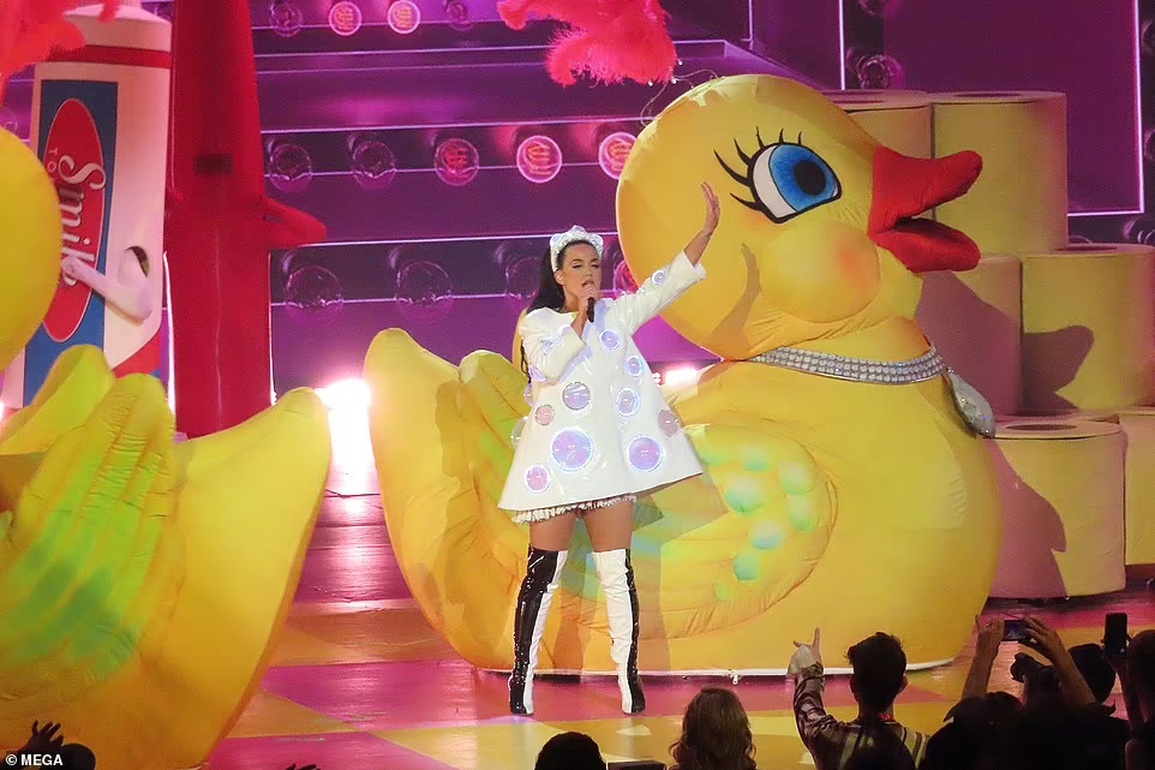 Katy Perry và loạt trang phục sắc màu kỳ lạ không giống ai - 2 Katy Perry và loạt trang phục sắc màu kỳ lạ không giống ai - 2