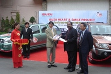 Isuzu tài trợ 150 triệu Yên cho các hoàn cảnh vượt khó 