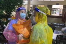 Kiều Loan, Mai Phương dầm mưa trong đêm chuyển lương thực đến khu cách ly