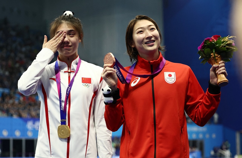 Hai VĐV xinh đẹp ôm nhau khóc nức nở gây xúc động ở Asiad 19 - 3 Hai VĐV xinh đẹp ôm nhau khóc nức nở gây xúc động ở Asiad 19 - 3