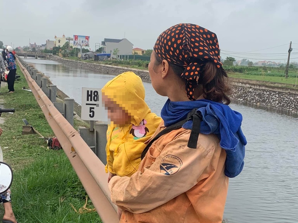 Chở nhau đi làm căn cước công dân, đôi vợ chồng đâm vào container chết thảm - 2 Chở nhau đi làm căn cước công dân, đôi vợ chồng đâm vào container chết thảm - 2