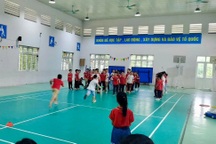 Phụ huynh "tố" cô giáo thể dục đạp cổ, kéo lê học sinh, trường xuất camera