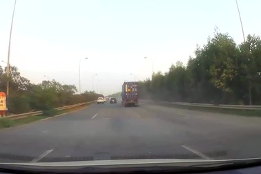 Bất chấp cảnh báo, nhiều tài xế vẫn vô tư đùa giỡn với tử thần