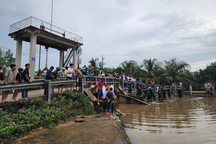 Rủ nhau đi câu cá tại cống, một em nhỏ đuối nước tử vong