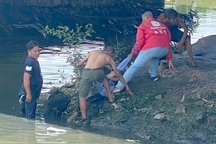 Người dân chung tay cứu sống người đàn ông nhảy kênh tự tử