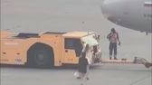 Hai cô gái chạy ra đường băng, vẫy tay gọi máy bay vì lỡ chuyến